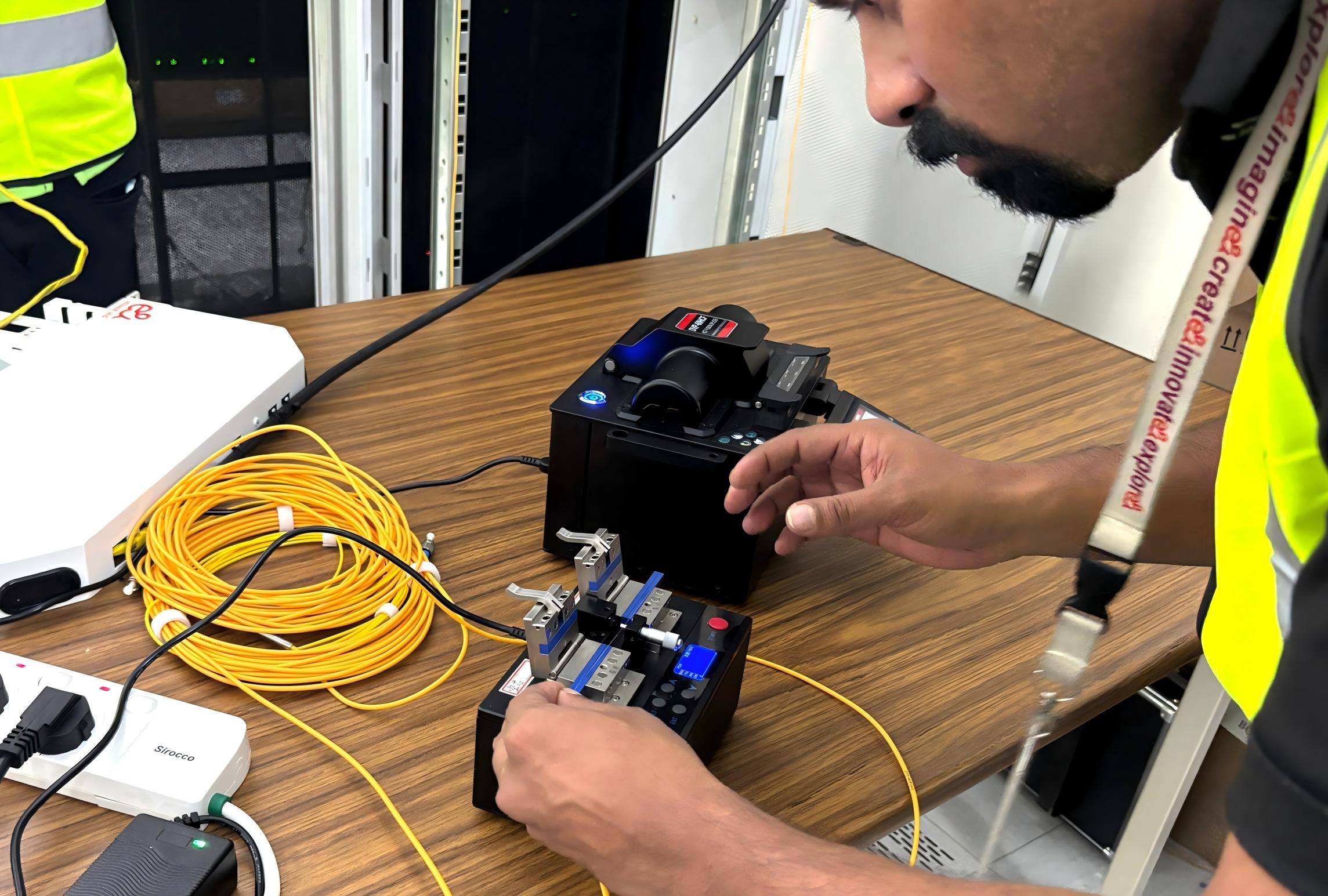 空芯光纤技术出海！腾博汇游戏官网科技赋能阿联酋e&中东试点